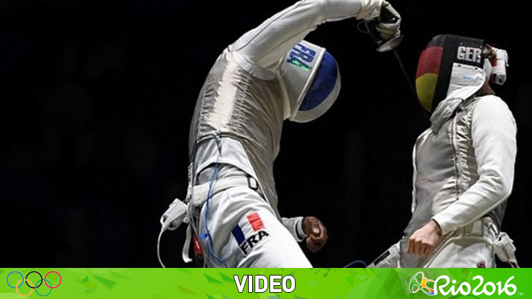 Του έπεσε το κινητό, ενώ ξιφομαχούσε!