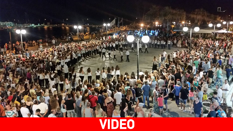 Χόρεψαν συρτάκι στην παραλία της Νάξου