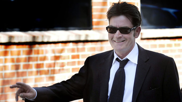 Ο Τσάρλι Σιν καλεί και άλλους σταρ να αποκαλύψουν ότι είναι οροθετικοί