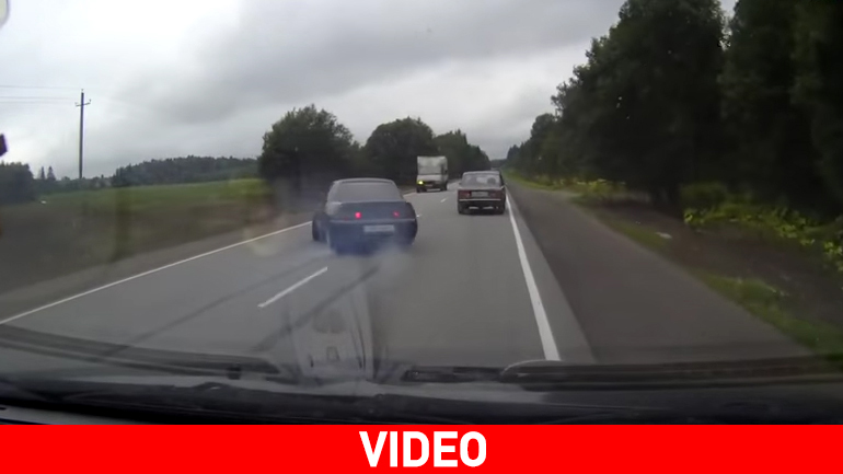 Ανατριχιαστικό ατύχημα με επιβάτες να πετάγονται από το παρμπρίζ!