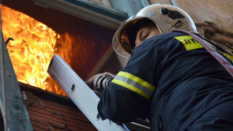 Ηράκλειο: «Λαμπάδιασε» μεταλλική αποθήκη