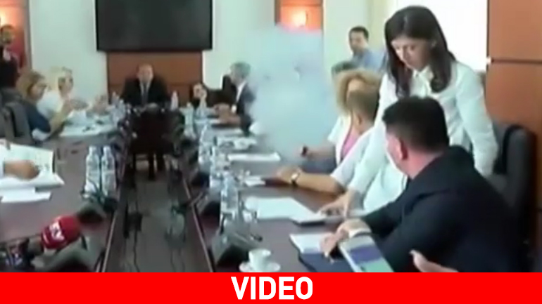 Κόσοβο: Βουλευτής έριξε δακρυγόνο στο Κοινοβούλιο