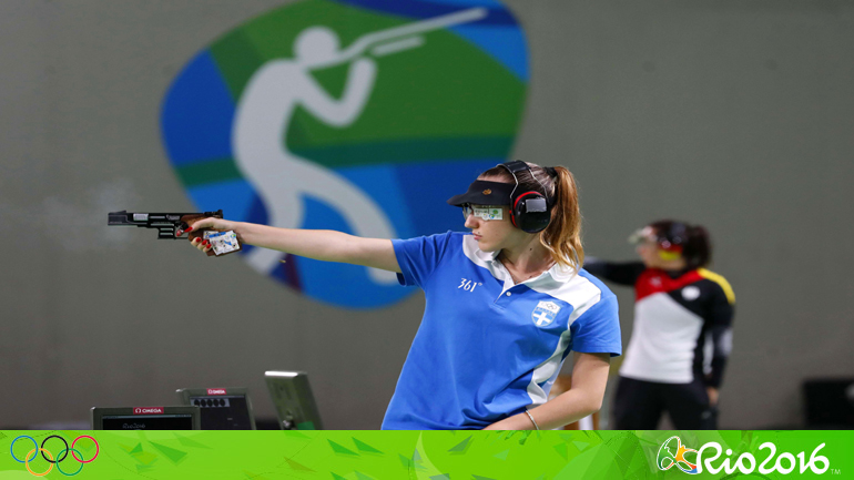 Η Κορακάκη έχασε την πτήση στη Ρώμη γιατί η αστυνομία… θεώρησε ύποπτα τα όπλα της!