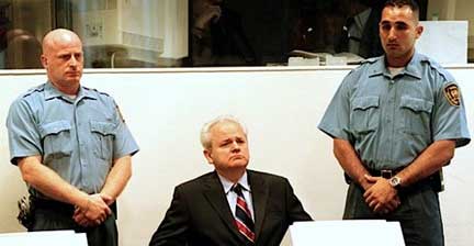 Ο Σλομπόνταν Μιλόσεβις όταν ήταν κατηγορούμενος στο Ποινικό Δικαστήριο της Χάγης