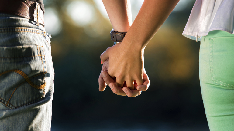 Όταν κάνεις μια σχέση χάνεις κατά μέσο όρο δύο στενούς σου φίλους!