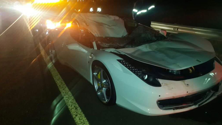 Ferrari εναντίον αγελάδας σημειώσατε διπλό! Ferrari εναντίον αγελάδας σημειώσατε διπλό!