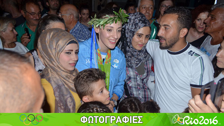 Φωτογραφήθηκε με πρόσφυγες από τη Συρία η Κορακάκη