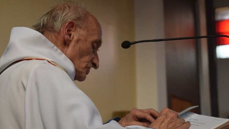 Εξετάζεται ύποπτος για τη δολοφονία του Γάλλου ιερέα στη Νορμανδία