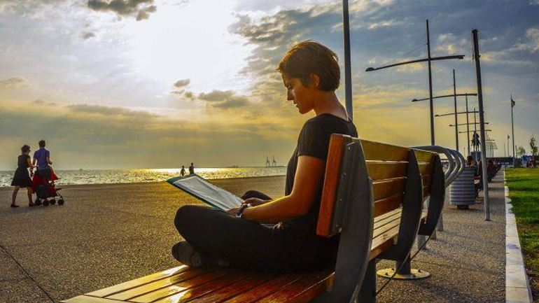 Ηθοποιοί του ΚΘΒΕ διαβάζουν ποιήματα σε περαστικούς στην παραλία της Θεσσαλονίκης