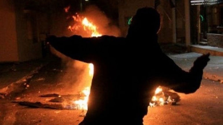 Ένταση, μολότοφ και φωτιές τη νύχτα σε κάδους σε Πατησίων και Εξάρχεια