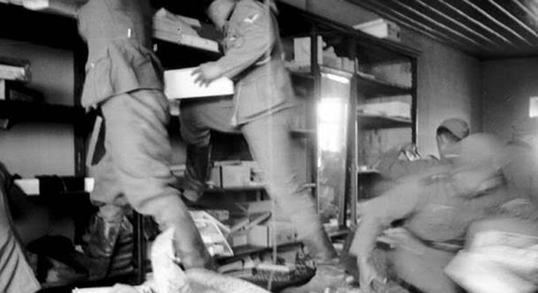 Γερμανοί στρατιώτες λεηλατούν κατάστημα στην Αθήνα (Απρίλιος 1941)