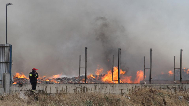 Πυρκαγιά σε εργοστάσιο χαρτιού στον Ασπρόπυργο