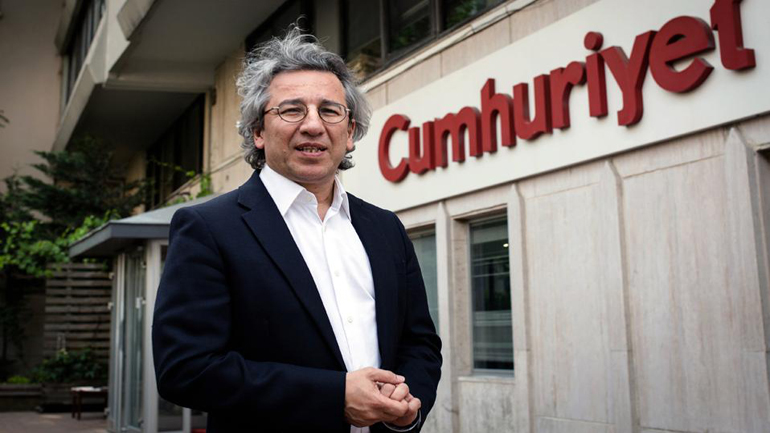 Παραιτήθηκε ο διευθυντής της εφημερίδας Cumhuriyet δηλώνοντας: “δεν πιστεύω πια στην τουρκική δικαιοσύνη”
