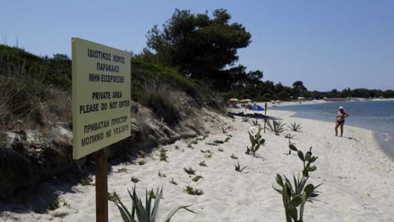 Ξενοδόχος στη Χαλκιδική έχτισε… τοίχο για να κλείσει παραλία!