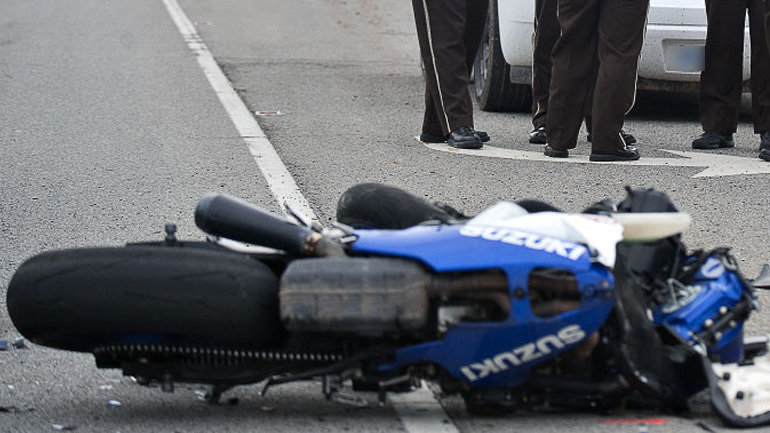 Στο νοσοκομείο με κρανιοεγκεφαλικές κακώσεις δικυκλιστής που… καρφώθηκε σε πινακίδα STOP