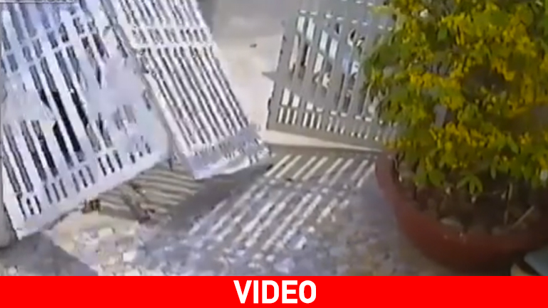 Ατζαμής διαρρήκτης καταπλακώνεται από την καγκελόπορτα!