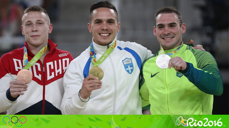 O Πετρούνιας σημαιοφόρος της Ελλάδας στην τελετή λήξης των Ολυμπιακών Αγώνων