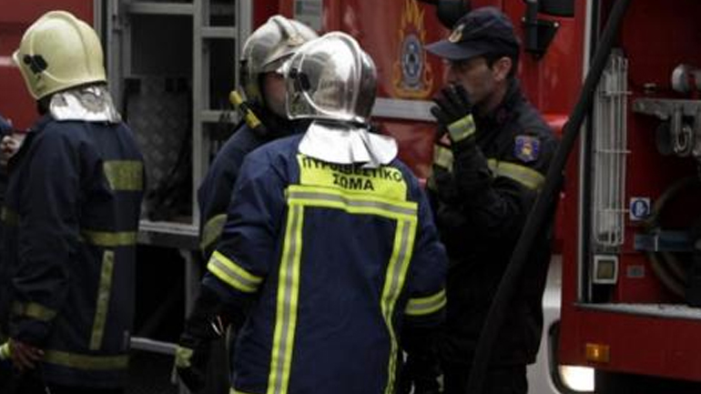 Πάτρα: Αυτοκίνητο προσέκρουσε σε κολώνα και τυλίχθηκε στις φλόγες