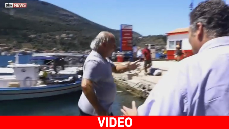 Δισεκατομμυριούχος, που η εταιρεία του βάρεσε… κανόνι, προπηλακίζει δημοσιογράφο στην Ιθάκη