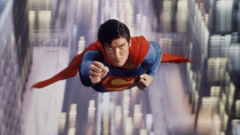 Πόσο γρήγορα πρέπει να πετάξει ο Superman για να αντιστρέψει την περιστροφή της Γης;