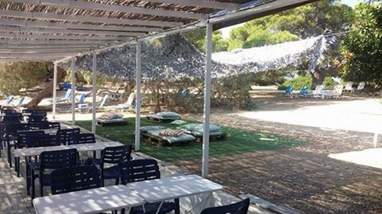 Τα παράνομα κτίσματα στην παραλία, όπως διαπίστωσαν και οι αρμόδιοι ελεγκτές