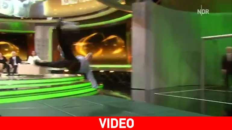 Απίστευτο «ψαλιδάκι» από 60χρονο παλαίμαχο ποδοσφαιριστή μέσα σε… στούντιο