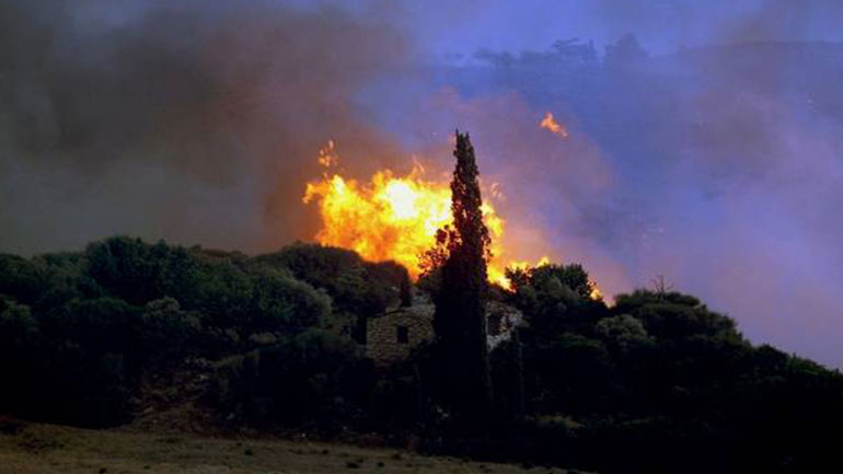 Υπό μερικό έλεγχο οι πυρκαγιές σε Αχαΐα και Ιωάννινα