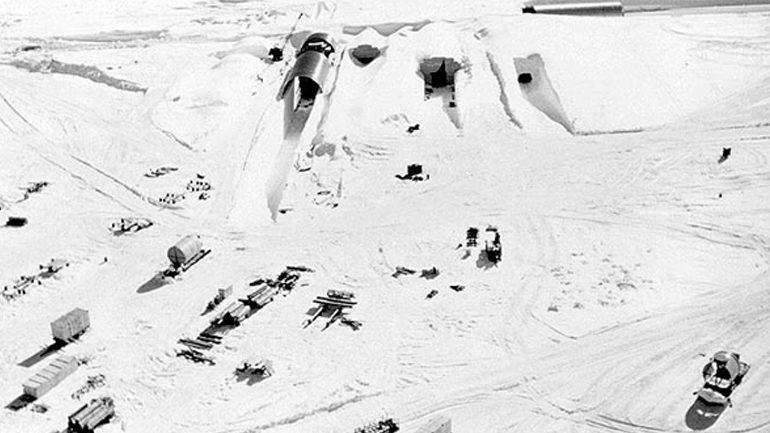 Γροιλανδία: Το λιώσιμο των πάγων μπορεί να απελευθερώσει τοξικά απόβλητα από στρατιωτική βάση του Ψυχρού Πολέμου