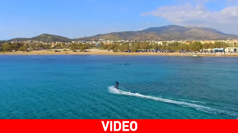 Jet Surf στη θάλασσα της Βουλιαγμένης μέσα από τον φακό ενός drone