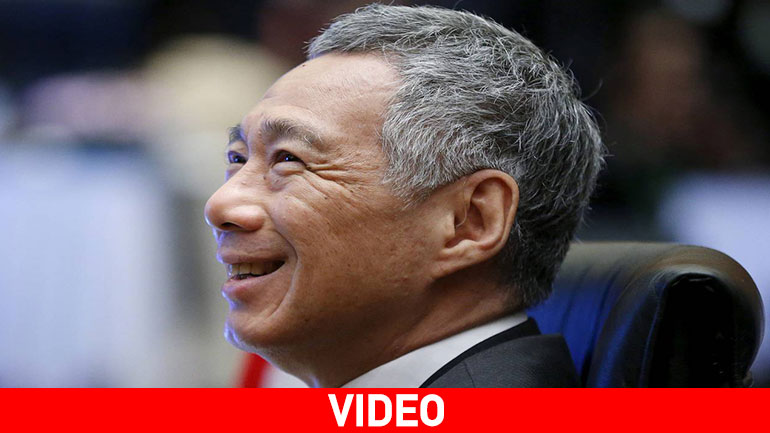 O Πρωθυπουργός της Σιγκαπούρης καταρρέει στη σκηνή κατά τη διάρκεια ομιλίας του στη Μαλαισία