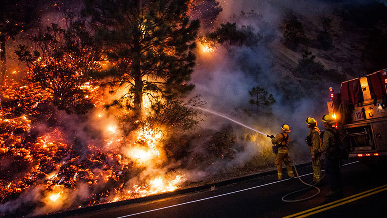 Πύρινη κόλαση στην Καλιφόρνια – Έκλεισε ο πύργος Χιρστ