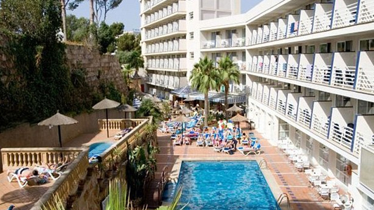 Ισπανία: Ανησυχία προκαλούν οι μεθυσμένοι Βρετανοί τουρίστες που πηδούν από μπαλκόνια