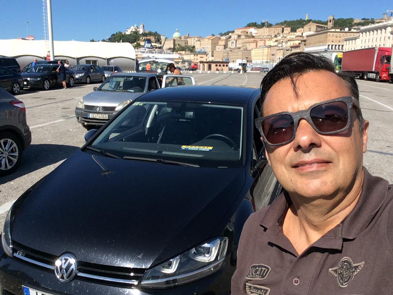 Ο παρουσιαστής του MotoGP στην Ελλάδα Δημήτρης Διατσίδης με το VW Golf...
