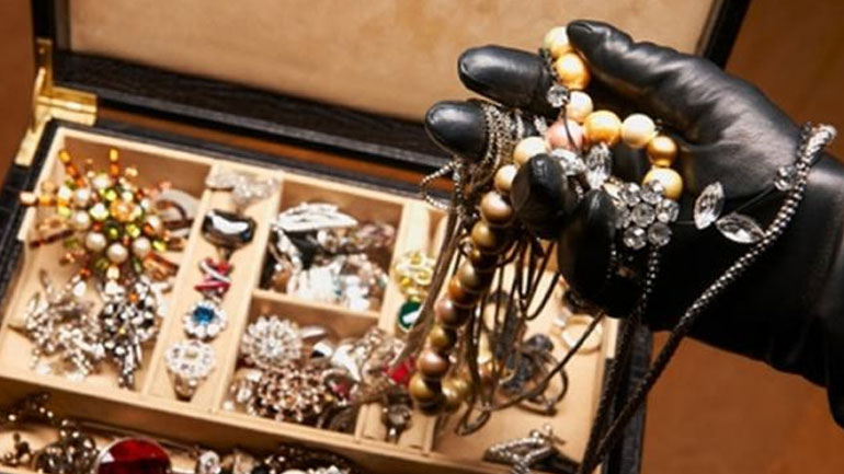 Αχαΐα: Ληστεία σε σπίτι με λεία χρήματα και κοσμήματα