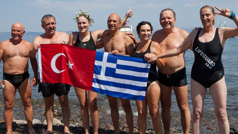Κολύμπησε από τα τουρκικά παράλια έως τη Λέσβο για την ειρήνη και τη φιλία