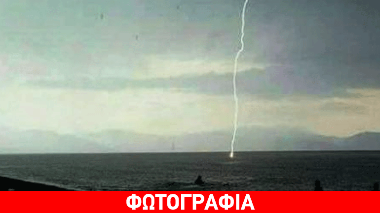 Διακοπτό: Κεραυνός “χτυπά” μέσα στη θάλασσα
