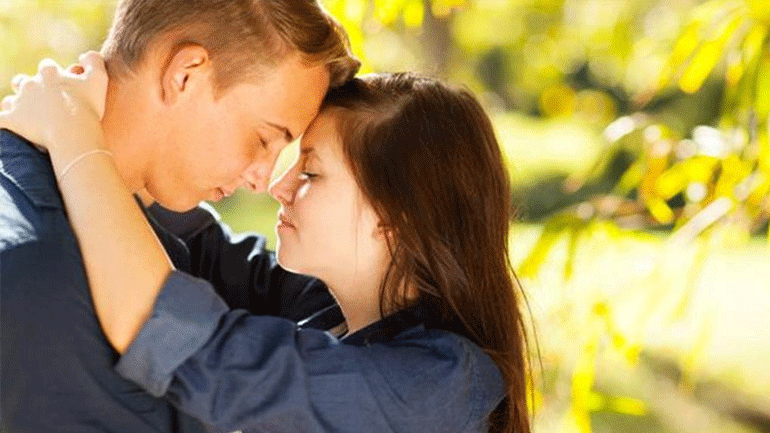 Πώς η γονεϊκή παρακολούθηση επηρεάζει τη σεξουαλική συμπεριφορά των εφήβων