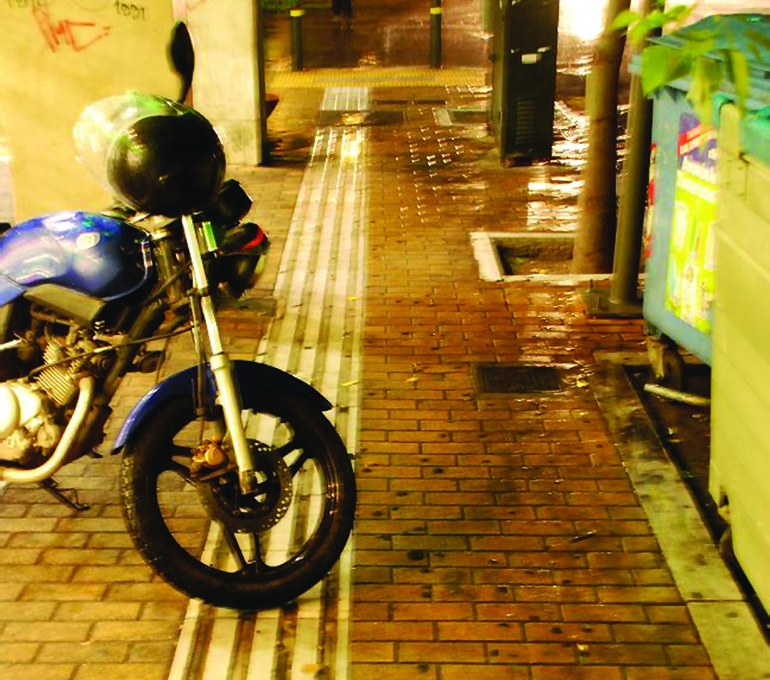 Εικόνα που μπορεί να είναι καθημερινή και να μην δίνουμε ιδιαίτερη σημασία αλλά δημιουργεί σοβαρό πρόβλημα σε όσους κινούνται στο πεζοδρόμιο...