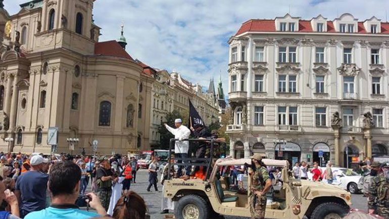 Έρευνα για αντιισλαμική εκδήλωση που προκάλεσε πανικό στο κέντρο της Πράγας