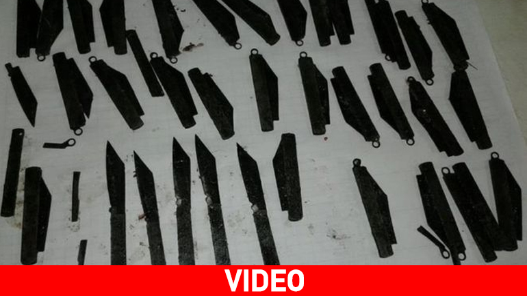 Ινδία: Κατάπιε… 40 μαχαίρια και έζησε