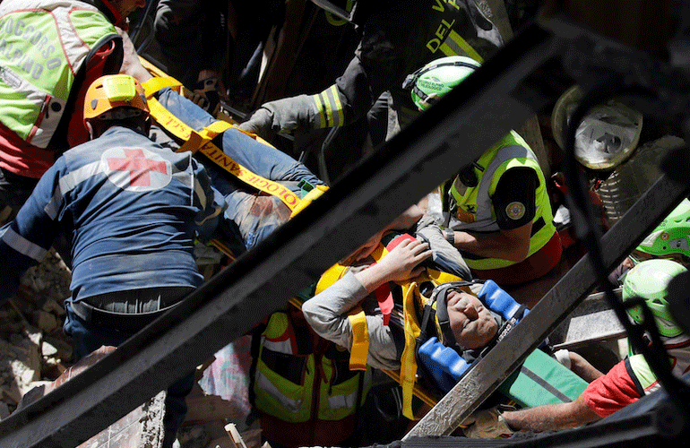 Όπως αναφέρει η εφημερίδα Corriere della Sera, οι τραυματίες από το Αματρίτσε μεταφέρονται με ελικόπτερα στην Λ' Άκουϊλα, ενώ δύο σοβαρότερα τραυματισμένοι αεροδιακομίσθηκαν στη Ρώμη.