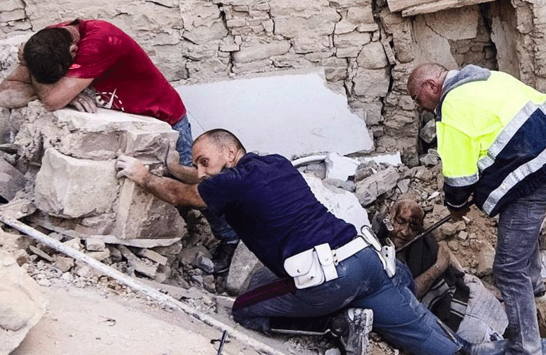 Αγωνιώδεις προσπάθειες για τους αγνοουμένους