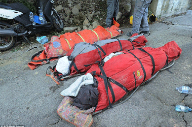 Σοροί των θυμάτων στους δρόμους