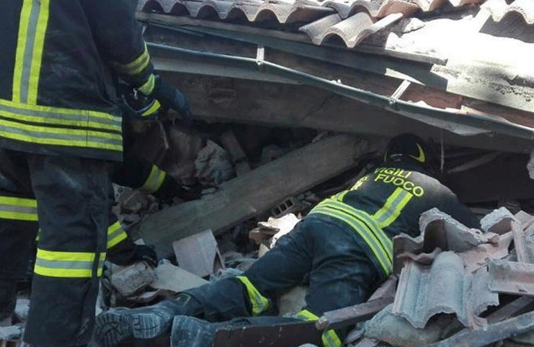 Συνομιλούν με τους εγκλωβισμένους έως να φτάσει βοήθεια