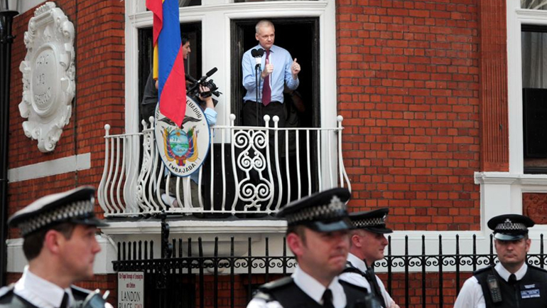 Ισημερινός: Καταγγέλλει ελλειπή φύλαξη της πρεσβείας του στο Λονδίνο