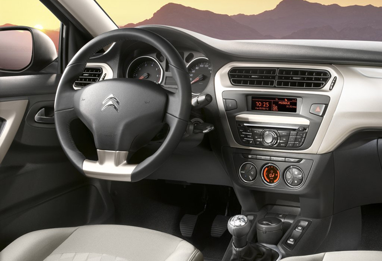 H εικόνα της κεντρικής κονσόλας του γαλλικού μοντέλου...