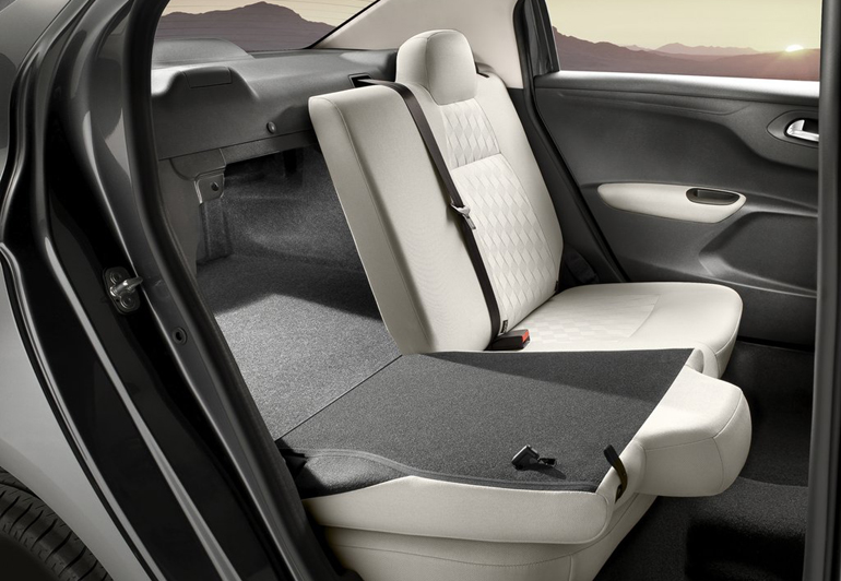 Τα πίσω καθίσματα πέφτουν και ο χώρος διαμορφώνεται ανάλογα με τις ανάγκες των επιβατών...