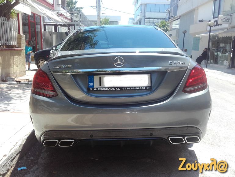 Mercedes C63 S AMG στη περιοχή της Γλυφάδας. Κινητήρας 4.0 λίτρων, 0-100 σε 4 δευτ. και τελική 300 χλμ./ώρα