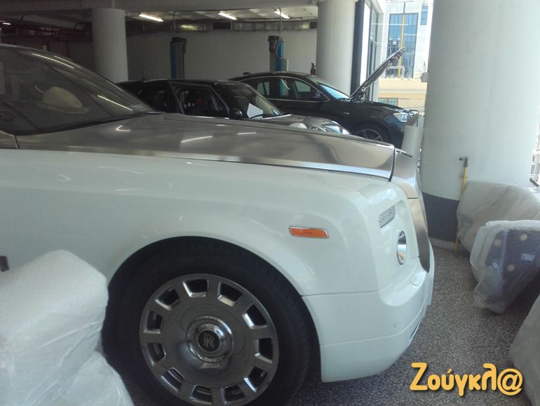 Μία Rolls Royce Phantom drophead coupe σε μαγαζί της Αθήνας!