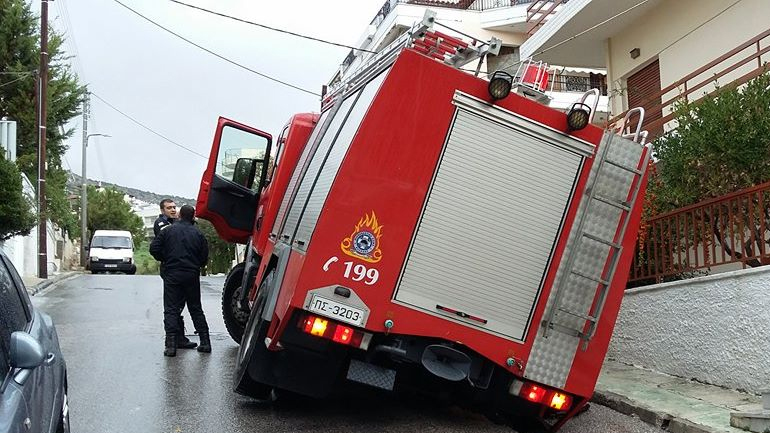 Καβάλα: Τρεις πυροσβέστες τραυματίστηκαν από ανατροπή οχήματος